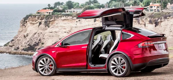 Автомобильную компанию Tesla обвинили в проблемах с кроссовером Model X