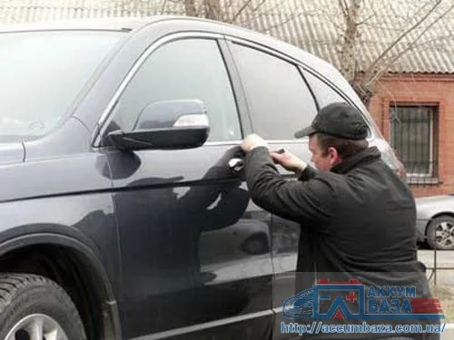 Каким образом открыть автомобиль, если села батарея? Часть 2